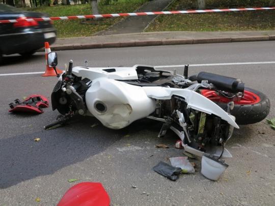В Киеве в Голосеевском парке насмерть разбился мотоциклист (фото)
