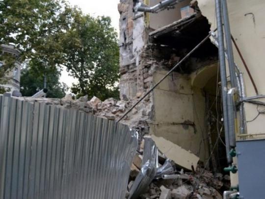 В центре Одессы обрушился дом, в котором располагается департамент городского совета (фото)