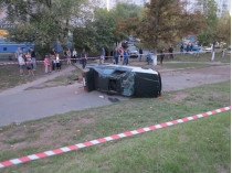 В Киеве автомобиль слетел с дороги, перевернулся и стал причиной смерти водителя (фото)