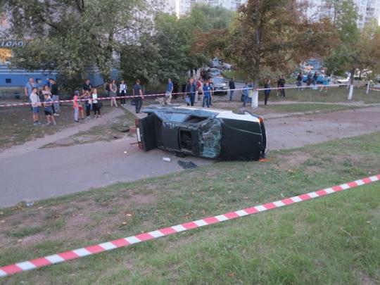 В Киеве автомобиль слетел с дороги, перевернулся и стал причиной смерти водителя (фото)