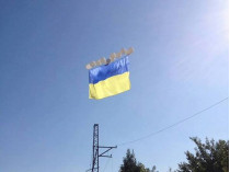 В небе над оккупированным Донецком появился украинский флаг (фото)