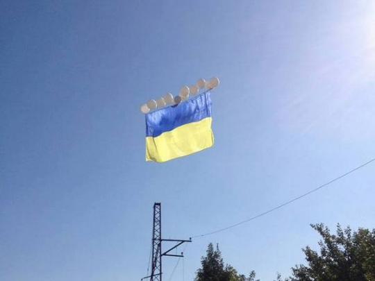 В небе над оккупированным Донецком появился украинский флаг (фото)