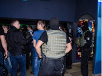 В Николаеве в ночном клубе нашли наркотики, «левый» алкоголь и бывших заключенных (фото)