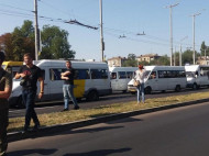 В Запорожье из-за конфликта между АТОшником и маршрутчиком военные перекрыли дорогу (фото, видео)