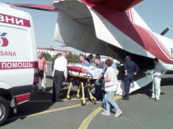 В Одессу самолетом доставили автогонщика, травмированного во время авторалли 10 сентября (фото, видео)