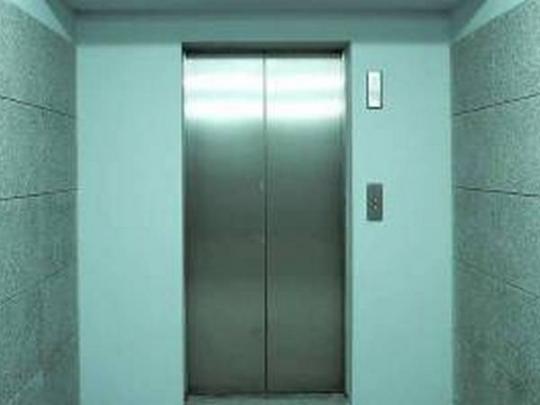 В Киеве обещана награда в 100 тыс. гривен за поимку грабителя, напавшего в лифте на пенсионерку (видео)