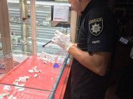 В Херсоне пятеро бандитов с автоматами и молотками ограбили ювелирные киоски в торговом центре (фото)