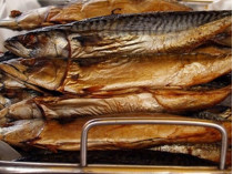 В больницы Львова поступили 32 человека, отравившихся копченой рыбой