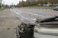 В Киеве автомобиль столкнулся с отбойником и "самоуничтожился", пострадали двое человек (фото)