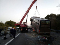 В Краснодарском крае РФ экскурсионный автобус столкнулся с грузовиком 