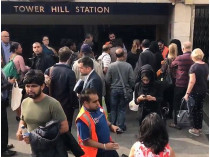 Пассажиры спешно покидают станцию метро