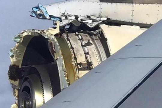 Двигатель самолета Air France, следовавшего из Парижа в Лос-Анджелес, взорвался в воздухе 