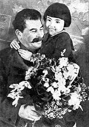 Геля маркизова, героиня знаменитого плаката&nbsp;— девочка на руках сталина&nbsp;— лишилась не только отца с матерью, но и собственной фамилии, а также права на воспоминания