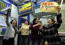 Почти две тысячи жителей бедного квартала мадрида перед рождеством выиграли в лотерею по 300 тысяч евро!
