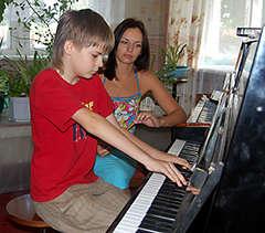 «чтобы заставить работать парализованную в результате родовой травмы правую руку внука, я учила его вязать, вышивать и уговаривала учителей музыки заниматься с ним на пианино»