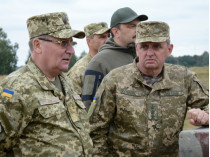 Виктор Муженко (справа)