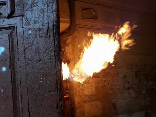 В центре Одессы горела газовая труба старинного дома, жители считают ЧП не случайным (фото)