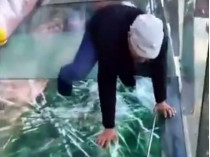 В интернете появилось видео стеклянного моста в Китае, который трескается под ногами посетителей (фото, видео)