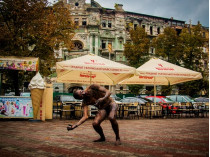 В Одессе мужчина в набедренной повязке организовал необычный танцевальный перформанс (фото)