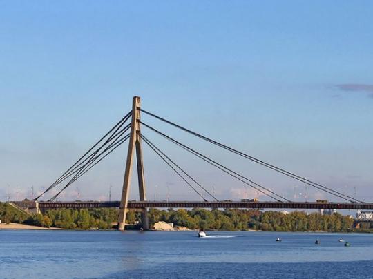 В Киеве на Московском мосту на две ночи ограничат движение транспорта