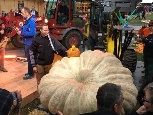 Бельгийский фермер вырастил тыкву весом более тонны (фото)