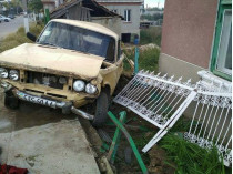 В Одесской области автомобиль сбил женщин, сидевших на скамейке у дома