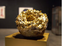 Самый дорогой в мире пончик украшен съедобным 24-каратным золотом