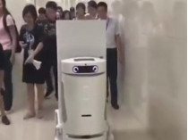 В Китае медцентр принял на работу роботов-медсестер (видео)