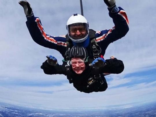 85-летняя англичанка прыгнула с парашютом ради благотворительности (фото)
