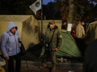 Митингующие под Радой обещают с утра депутатов не трогать