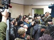 Активисты добровольческого движения ОУН устроили погром в Святошинском суде и остались в нем до утра (фото, видео)