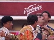 Во время корриды в Мексике бык проткнул горло матадору (видео 18+)