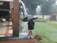 В Аргентине мать сняла на видео, как молния ударила в шаге от ее сына (видео)