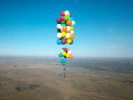Британец пролетел 25 километров на стуле, привязанном к сотне воздушных шаров (видео)