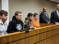 Пятерых подростков в Мичигане, швырявших в машины камни с эстакады, будут судить за убийство, как совершеннолетних (фото) 