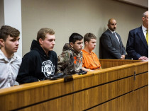 Обвиняемые подростки на суде