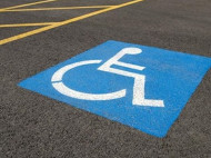 Вступил в силу закон о крупных штрафах за парковку на местах для инвалидов