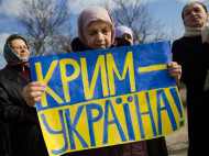 У стен посольства РФ в Киеве прошла акция за освобождение похищенных в Крыму (видео)
