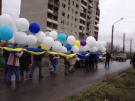В прифронтовой Авдеевке в небо подняли флаг Украины (фото, видео)