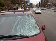В Киеве пешеход, пытаясь сократить путь, дважды был сбит автомобилями (фото)