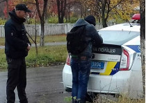 Мужчина с ножом напал на полицейского в Луганской области. Первые подробности и фото 