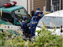 Японские полицейские у входа в дом