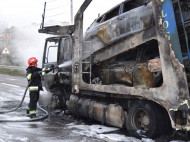 На Ровенщине столкнулись грузовики, перевозившие легковушки, шесть иномарок сгорели (фото)