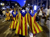 Девушки, закутанные в каталонские флаги
