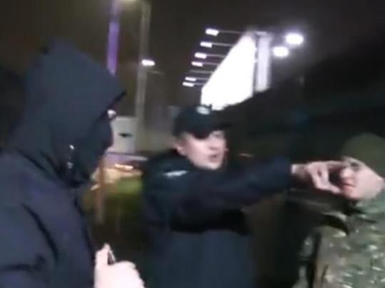 В сети появилось видео нападения на журналистов в аэропорту Киев