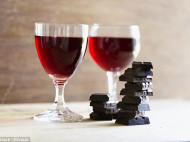 Ученые выяснили, что шоколад и красное вино являются эффективным средством омоложения 
