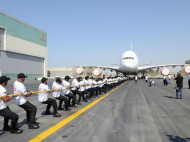 Полицейские Дубая установили рекорд по перетягиванию самолета А380 (фото)