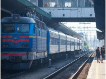 На Закарпатье пассажиры толкали поезд, чтобы он поехал (видео)