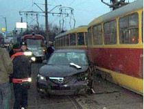 Один человек погиб и двое тяжело травмированы в результате выезда иномарки на трамвайную остановку на харьковском шоссе в киеве