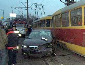 Один человек погиб и двое тяжело травмированы в результате выезда иномарки на трамвайную остановку на харьковском шоссе в киеве